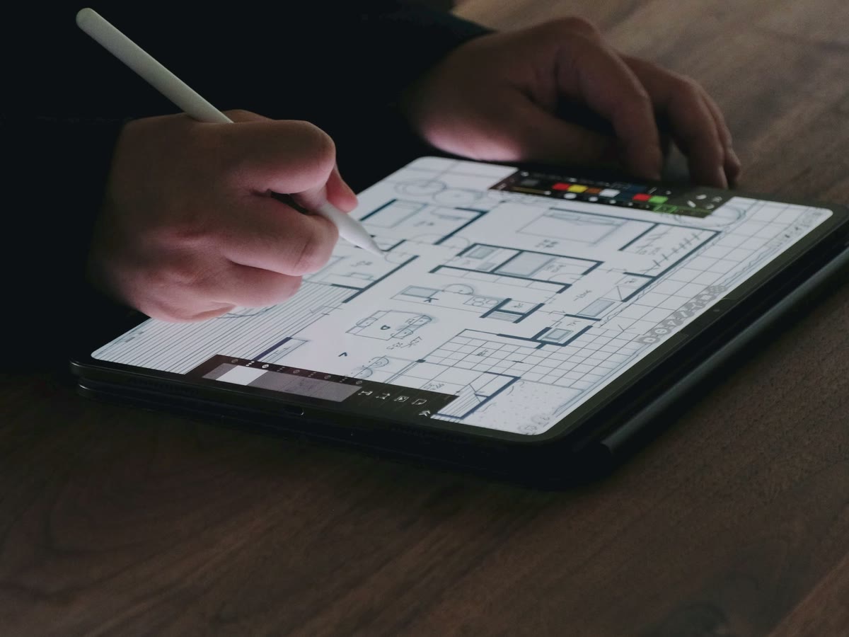iPadで住宅の間取りプランを描く建築士の手元
